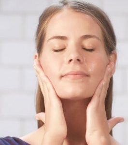 Massage nhẹ nhàng NATURE & CO BOTANICAL CLEANSING OIL trên da